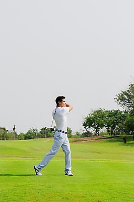 포토 JPG 주간 전신 서양인 외국인 나무 백인 해외기획촬영 남자 스포츠 골프 모션 골프장 2014년태국 한명 서기 들기 사람 잔디 성인 야외 옆모습 캐주얼 30대 골프채 남자만 남자한명만 성인남자만 성인한명만 성인남자한명만 장년만 장년남자만 장년남자한명만 성인만 국내포토 자연요소 식물 1 옷 뷰포인트 스포츠시설 골프용품 인종 장년 구기 파일형식