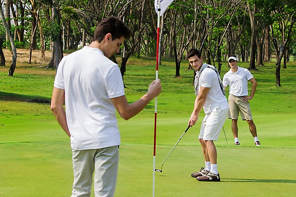 포토 JPG 주간 전신 서양인 외국인 백인 해외기획촬영 응시 남자 스포츠 골프 모션 골프장 2014년태국 서기 들기 사람 잔디 성인 야외 앞모습 뒷모습 캐주얼 세명 30대 골프채 깃발 남자만 성인남자만 장년만 장년남자만 성인만 국내포토 자연요소 식물 시선 옷 뷰포인트 스포츠시설 골프용품 인종 장년 구기 파일형식