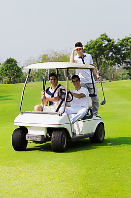 포토 JPG 주간 전신 서양인 외국인 나무 백인 해외기획촬영 남자 스포츠 골프 모션 골프장 2014년태국 서기 미소 사람 앉기 잔디 성인 야외 앞모습 캐주얼 세명 30대 골프채 운전 골프카트 남자만 성인남자만 장년만 장년남자만 성인만 국내포토 자연요소 식물 옷 뷰포인트 스포츠시설 골프용품 표정 인종 장년 구기 파일형식