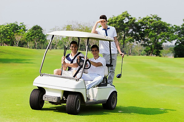 포토 JPG 주간 전신 서양인 외국인 나무 백인 해외기획촬영 남자 스포츠 골프 모션 골프장 2014년태국 서기 미소 들기 사람 앉기 손짓 잔디 성인 야외 앞모습 캐주얼 세명 30대 골프채 골프카트 남자만 성인남자만 장년만 장년남자만 성인만 국내포토 자연요소 식물 옷 뷰포인트 스포츠시설 골프용품 표정 인종 장년 구기 파일형식