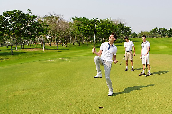 포토 JPG 주간 전신 서양인 외국인 나무 백인 해외기획촬영 남자 스포츠 골프 모션 골프장 2014년태국 서기 미소 들기 사람 잔디 성인 야외 앞모습 캐주얼 세명 30대 기쁨 골프채 남자만 성인남자만 장년만 장년남자만 성인만 국내포토 자연요소 식물 옷 감정 뷰포인트 스포츠시설 골프용품 표정 인종 장년 구기 파일형식