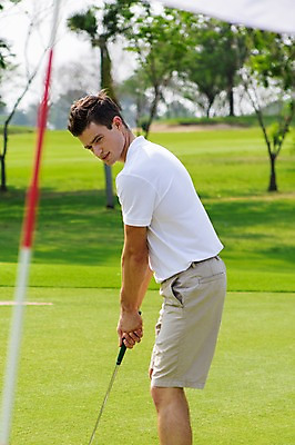 포토 JPG 주간 서양인 외국인 나무 백인 해외기획촬영 남자 스포츠 골프 모션 골프장 2014년태국 한명 서기 미소 사람 잔디 상반신 성인 야외 옆모습 캐주얼 30대 골프채 깃발 남자만 남자한명만 성인남자만 성인한명만 성인남자한명만 장년만 장년남자만 장년남자한명만 성인만 국내포토 자연요소 식물 1 옷 뷰포인트 스포츠시설 골프용품 표정 인종 장년 구기 파일형식