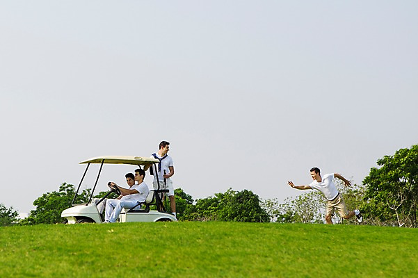 포토 JPG 주간 전신 서양인 외국인 나무 백인 해외기획촬영 남자 스포츠 골프 모션 골프장 2014년태국 서기 사람 앉기 잔디 여러명 성인 야외 옆모습 캐주얼 30대 달리기 골프카트 남자만 성인남자만 장년만 장년남자만 성인만 국내포토 자연요소 식물 옷 뷰포인트 다수 스포츠시설 골프용품 인종 장년 구기 파일형식