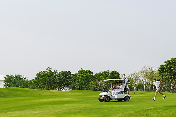 포토 JPG 주간 전신 서양인 외국인 나무 백인 해외기획촬영 남자 스포츠 골프 모션 골프장 2014년태국 서기 사람 앉기 잔디 여러명 성인 야외 옆모습 캐주얼 30대 달리기 골프카트 남자만 성인남자만 장년만 장년남자만 성인만 국내포토 자연요소 식물 옷 뷰포인트 다수 스포츠시설 골프용품 인종 장년 구기 파일형식