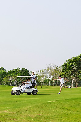 포토 JPG 주간 전신 서양인 외국인 나무 백인 해외기획촬영 남자 스포츠 골프 모션 골프장 2014년태국 서기 사람 앉기 잔디 여러명 성인 야외 앞모습 캐주얼 30대 달리기 골프카트 남자만 성인남자만 장년만 장년남자만 성인만 국내포토 자연요소 식물 옷 뷰포인트 다수 스포츠시설 골프용품 인종 장년 구기 파일형식