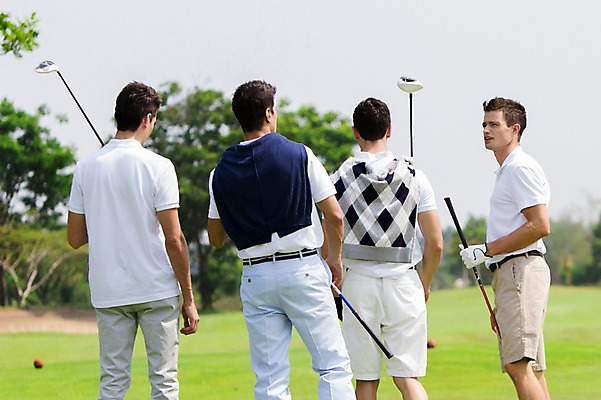 포토 JPG 주간 전신 서양인 외국인 백인 해외기획촬영 남자 스포츠 골프 모션 골프장 2014년태국 서기 들기 사람 잔디 여러명 성인 야외 옆모습 뒷모습 캐주얼 30대 우정 골프채 남자만 성인남자만 장년만 장년남자만 성인만 국내포토 자연요소 식물 옷 뷰포인트 다수 스포츠시설 골프용품 인종 장년 친구 구기 파일형식