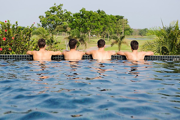 포토 JPG 주간 서양인 외국인 나무 백인 해외기획촬영 남자 수영복 포즈 모션 수영장 2014년태국 서기 사람 여러명 상반신 성인 야외 뒷모습 30대 수영 우정 남자만 성인남자만 장년만 장년남자만 성인만 국내포토 자연요소 식물 옷 뷰포인트 다수 인종 장년 친구 수상스포츠 파일형식