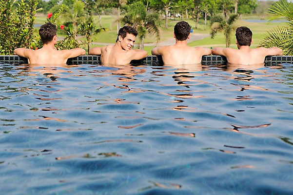 포토 JPG 주간 서양인 외국인 백인 해외기획촬영 남자 수영복 포즈 모션 수영장 2014년태국 서기 사람 여러명 상반신 성인 야외 뒷모습 30대 수영 우정 뒤돌아보기 남자만 성인남자만 장년만 장년남자만 성인만 국내포토 자연요소 옷 뷰포인트 다수 인종 장년 친구 수상스포츠 파일형식