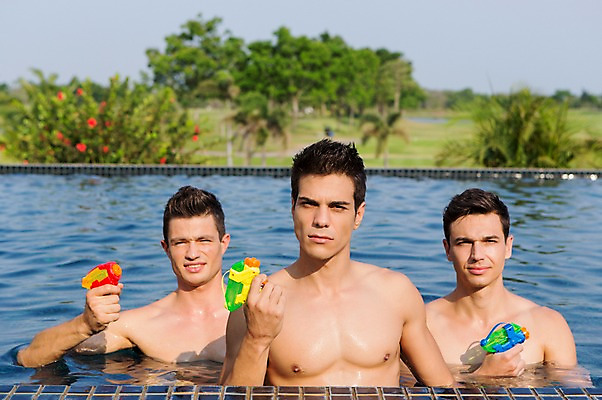 포토 JPG 주간 서양인 외국인 백인 해외기획촬영 남자 수영복 포즈 모션 수영장 2014년태국 서기 들기 사람 상반신 성인 야외 앞모습 세명 30대 수영 물총 남자만 성인남자만 장년만 장년남자만 성인만 국내포토 자연요소 옷 뷰포인트 인종 장년 수상스포츠 파일형식