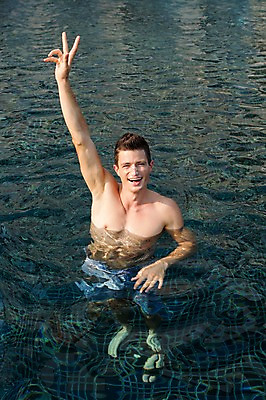 포토 JPG 주간 전신 서양인 외국인 백인 해외기획촬영 남자 수영복 포즈 모션 수영장 2014년태국 한명 서기 미소 사람 손짓 성인 야외 앞모습 30대 수영 브이 수중발레 남자만 남자한명만 성인남자만 성인한명만 성인남자한명만 장년만 장년남자만 장년남자한명만 성인만 국내포토 자연요소 1 옷 뷰포인트 표정 인종 장년 수상스포츠 수중스포츠 파일형식