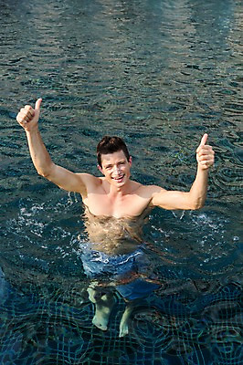 포토 JPG 주간 전신 서양인 외국인 백인 해외기획촬영 남자 수영복 포즈 모션 수영장 2014년태국 한명 서기 미소 사람 손짓 성인 야외 앞모습 30대 수영 엄지손가락 최고 수중발레 남자만 남자한명만 성인남자만 성인한명만 성인남자한명만 장년만 장년남자만 장년남자한명만 성인만 국내포토 자연요소 1 옷 뷰포인트 손가락 표정 인종 장년 수상스포츠 수중스포츠 파일형식