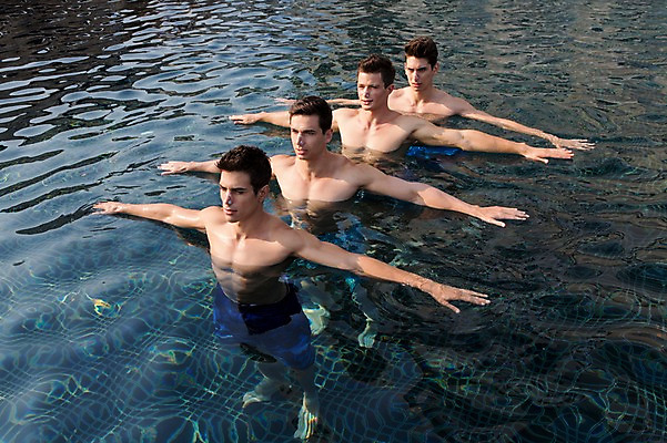 포토 JPG 주간 전신 서양인 외국인 백인 해외기획촬영 남자 수영복 포즈 모션 팔벌리기 수영장 2014년태국 서기 사람 손짓 여러명 성인 야외 앞모습 30대 수영 수중발레 남자만 성인남자만 장년만 장년남자만 성인만 국내포토 자연요소 옷 뷰포인트 다수 인종 장년 수상스포츠 수중스포츠 파일형식