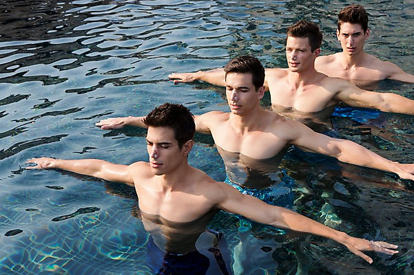 포토 JPG 주간 전신 서양인 외국인 백인 해외기획촬영 남자 수영복 포즈 모션 팔벌리기 수영장 2014년태국 서기 사람 손짓 여러명 성인 야외 앞모습 30대 수영 수중발레 남자만 성인남자만 장년만 장년남자만 성인만 국내포토 자연요소 옷 뷰포인트 다수 인종 장년 수상스포츠 수중스포츠 파일형식