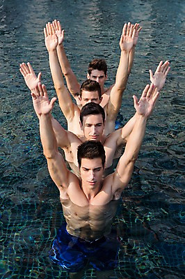 포토 JPG 주간 전신 서양인 외국인 백인 해외기획촬영 남자 수영복 포즈 모션 수영장 2014년태국 서기 사람 손짓 여러명 성인 야외 앞모습 30대 손들기 수영 남자만 성인남자만 장년만 장년남자만 성인만 국내포토 자연요소 옷 뷰포인트 다수 인종 장년 수상스포츠 파일형식