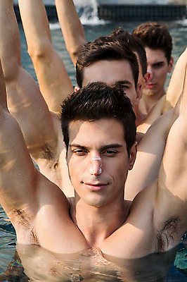 포토 JPG 주간 서양인 외국인 백인 해외기획촬영 남자 수영복 포즈 모션 수영장 2014년태국 서기 사람 손짓 여러명 상반신 성인 야외 앞모습 30대 손들기 수영 수중발레 남자만 성인남자만 장년만 장년남자만 성인만 국내포토 자연요소 옷 뷰포인트 다수 인종 장년 수상스포츠 수중스포츠 파일형식