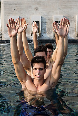 포토 JPG 주간 서양인 외국인 백인 해외기획촬영 남자 수영복 포즈 모션 수영장 2014년태국 서기 사람 손짓 여러명 상반신 성인 야외 앞모습 30대 손들기 수영 수중발레 남자만 성인남자만 장년만 장년남자만 성인만 국내포토 자연요소 옷 뷰포인트 다수 인종 장년 수상스포츠 수중스포츠 파일형식
