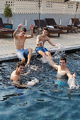 포토 JPG 주간 전신 서양인 외국인 백인 해외기획촬영 남자 수영복 포즈 모션 수영장 2014년태국 서기 미소 사람 앉기 여러명 성인 야외 앞모습 30대 수영 우정 선베드 남자만 성인남자만 장년만 장년남자만 성인만 국내포토 자연요소 옷 뷰포인트 다수 의자 표정 인종 장년 친구 수상스포츠 파일형식