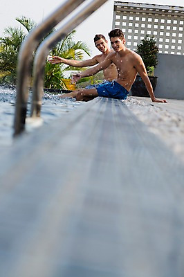 포토 JPG 주간 전신 서양인 외국인 백인 해외기획촬영 남자 수영복 포즈 모션 물놀이 수영장 2014년태국 미소 사람 앉기 성인 야외 두명 옆모습 30대 수영 우정 남자만 성인남자만 장년만 장년남자만 성인만 국내포토 자연요소 옷 뷰포인트 놀이 표정 인종 장년 친구 수상스포츠 파일형식