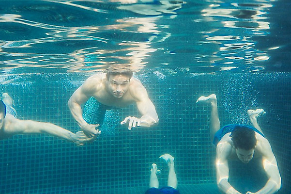 포토 JPG 주간 서양인 외국인 백인 해외기획촬영 남자 수영복 모션 수영장 2014년태국 사람 여러명 상반신 성인 야외 앞모습 30대 수중 수영 하반신 남자만 성인남자만 장년만 장년남자만 성인만 수중사진 국내포토 자연요소 옷 뷰포인트 다수 인종 장년 수상스포츠 파일형식