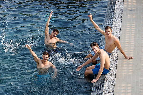 포토 JPG 주간 서양인 외국인 백인 해외기획촬영 남자 수영복 모션 수영장 2014년태국 서기 미소 사람 앉기 손짓 여러명 상반신 성인 야외 앞모습 30대 손들기 수영 우정 남자만 성인남자만 장년만 장년남자만 성인만 국내포토 자연요소 옷 뷰포인트 다수 표정 인종 장년 친구 수상스포츠 파일형식