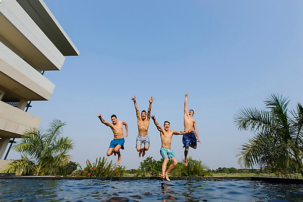 포토 JPG 주간 전신 서양인 외국인 나무 백인 해외기획촬영 남자 수영복 모션 수영장 2014년태국 사람 손짓 여러명 성인 야외 앞모습 30대 점프 수영 우정 손뻗기 남자만 성인남자만 장년만 장년남자만 성인만 국내포토 자연요소 식물 옷 뷰포인트 다수 인종 장년 친구 수상스포츠 파일형식