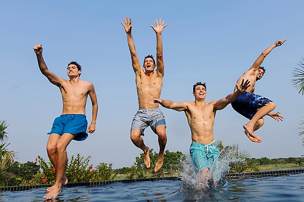 포토 JPG 주간 전신 서양인 외국인 백인 해외기획촬영 남자 수영복 모션 수영장 2014년태국 사람 손짓 여러명 성인 야외 앞모습 30대 점프 수영 우정 손뻗기 남자만 성인남자만 장년만 장년남자만 성인만 국내포토 자연요소 옷 뷰포인트 다수 인종 장년 친구 수상스포츠 파일형식