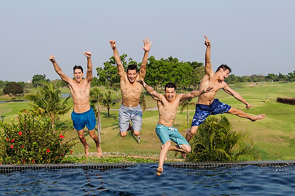 포토 JPG 주간 전신 서양인 외국인 백인 해외기획촬영 남자 수영복 모션 수영장 2014년태국 사람 손짓 여러명 성인 야외 앞모습 30대 점프 수영 우정 손뻗기 남자만 성인남자만 장년만 장년남자만 성인만 국내포토 자연요소 옷 뷰포인트 다수 인종 장년 친구 수상스포츠 파일형식