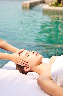 포토 JPG 주간 서양인 외국인 백인 해외기획촬영 여자 여유 모션 휴식 수영장 건강 2014년태국 사람 손짓 상반신 20대 성인 야외 두명 옆모습 수건 눕기 뷰티 눈감음 스파 침대 마사지 매끈함 편안함 의료성형뷰티 여자만 성인여자만 청년만 청년여자만 성인만 국내포토 자연요소 감정 뷰포인트 가구 컨셉 인종 청년 위생용품 감각 파일형식