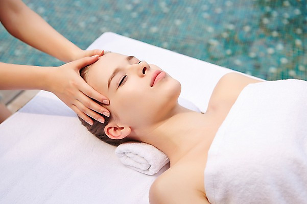 포토 JPG 주간 서양인 외국인 백인 해외기획촬영 여자 여유 모션 휴식 수영장 건강 2014년태국 미소 사람 상반신 20대 성인 야외 두명 앞모습 수건 눕기 뷰티 스파 침대 마사지 매끈함 편안함 의료성형뷰티 여자만 성인여자만 청년만 청년여자만 성인만 국내포토 자연요소 감정 뷰포인트 가구 컨셉 표정 인종 청년 위생용품 감각 파일형식