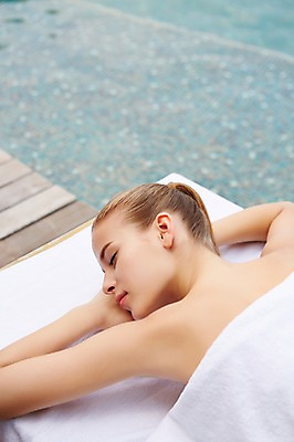 포토 JPG 주간 서양인 외국인 백인 해외기획촬영 여자 여유 엎드리기 모션 휴식 수영장 건강 2014년태국 한명 사람 상반신 20대 성인 야외 뒷모습 수건 뷰티 눈감음 스파 침대 마사지 매끈함 편안함 의료성형뷰티 여자만 여자한명만 성인여자만 청년만 청년여자만 성인한명만 청년여자한명만 성인여자한명만 성인만 국내포토 자연요소 1 감정 뷰포인트 가구 컨셉 인종 청년 위생용품 감각 파일형식