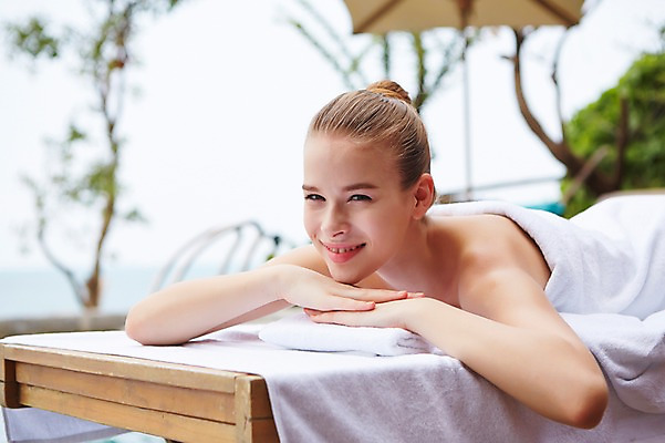 포토 JPG 주간 서양인 외국인 백인 해외기획촬영 여자 여유 모션 휴식 건강 2014년태국 한명 미소 사람 상반신 20대 성인 야외 앞모습 수건 눕기 뷰티 스파 침대 마사지 매끈함 편안함 의료성형뷰티 여자만 여자한명만 성인여자만 청년만 청년여자만 성인한명만 청년여자한명만 성인여자한명만 성인만 국내포토 자연요소 1 감정 뷰포인트 가구 컨셉 표정 인종 청년 위생용품 감각 파일형식