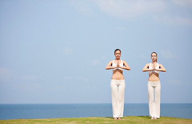 포토 JPG 주간 전신 서양인 외국인 백인 해외기획촬영 여자 여유 바다 요가 모션 하늘 건강 2014년태국 서기 사람 손짓 잔디 20대 성인 야외 두명 앞모습 눈감음 헬스 상쾌 합장 의료성형뷰티 여자만 성인여자만 청년만 청년여자만 성인만 국내포토 자연요소 식물 웰빙 감정 뷰포인트 인종 청년 운동 파일형식