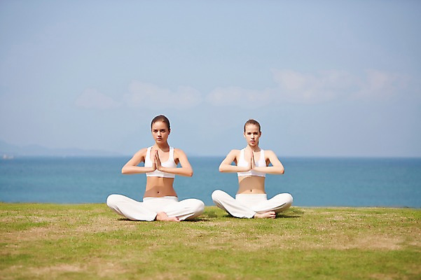 포토 JPG 주간 전신 서양인 외국인 백인 해외기획촬영 여자 여유 바다 요가 모션 하늘 건강 2014년태국 사람 앉기 손짓 잔디 20대 성인 야외 두명 앞모습 헬스 상쾌 합장 의료성형뷰티 여자만 성인여자만 청년만 청년여자만 성인만 국내포토 자연요소 식물 웰빙 감정 뷰포인트 인종 청년 운동 파일형식