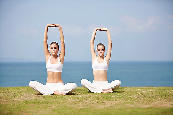 포토 JPG 주간 전신 서양인 외국인 백인 해외기획촬영 여자 여유 바다 요가 모션 하늘 건강 2014년태국 사람 앉기 손짓 잔디 20대 성인 야외 두명 앞모습 헬스 상쾌 손뻗기 의료성형뷰티 여자만 성인여자만 청년만 청년여자만 성인만 국내포토 자연요소 식물 웰빙 감정 뷰포인트 인종 청년 운동 파일형식