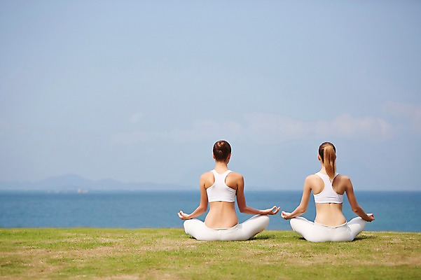 포토 JPG 주간 전신 서양인 외국인 백인 해외기획촬영 여자 여유 바다 요가 모션 하늘 건강 2014년태국 사람 앉기 손짓 잔디 20대 성인 야외 두명 뒷모습 헬스 상쾌 의료성형뷰티 여자만 성인여자만 청년만 청년여자만 성인만 국내포토 자연요소 식물 웰빙 감정 뷰포인트 인종 청년 운동 파일형식