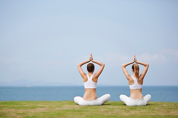 포토 JPG 주간 전신 서양인 외국인 백인 해외기획촬영 여자 여유 바다 요가 모션 하늘 건강 2014년태국 사람 앉기 손짓 잔디 20대 성인 야외 두명 뒷모습 헬스 상쾌 합장 의료성형뷰티 여자만 성인여자만 청년만 청년여자만 성인만 국내포토 자연요소 식물 웰빙 감정 뷰포인트 인종 청년 운동 파일형식