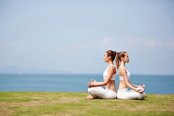 포토 JPG 주간 전신 서양인 외국인 백인 해외기획촬영 여자 여유 바다 요가 모션 하늘 건강 2014년태국 사람 앉기 손짓 잔디 20대 성인 야외 두명 옆모습 헬스 등맞대기 상쾌 의료성형뷰티 여자만 성인여자만 청년만 청년여자만 성인만 국내포토 자연요소 식물 웰빙 감정 뷰포인트 인종 청년 운동 파일형식
