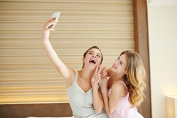 포토 JPG 서양인 외국인 백인 해외기획촬영 여자 여유 모션 휴식 실내 2014년태국 미소 들기 사람 앉기 손짓 상반신 20대 성인 두명 앞모습 스마트폰 촬영 침실 잠옷 침대 셀프카메라 브이 기념사진 여자만 성인여자만 청년만 청년여자만 성인만 국내포토 옷 감정 뷰포인트 가구 컨셉 표정 인종 청년 내부 핸드폰 스마트기기 사진촬영 파일형식