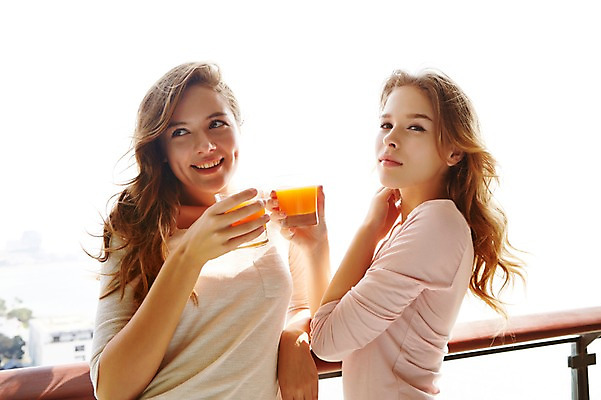 포토 JPG 주간 서양인 외국인 백인 해외기획촬영 여자 여유 모션 휴식 2014년태국 서기 미소 들기 사람 상반신 20대 성인 야외 두명 앞모습 옆모습 컵 주스 발코니 여자만 성인여자만 청년만 청년여자만 성인만 국내포토 자연요소 식기 감정 음료 뷰포인트 컨셉 표정 인종 청년 파일형식