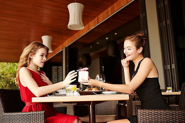 포토 JPG 서양인 외국인 백인 해외기획촬영 원피스 여자 여유 모션 탁자 휴식 실내 2014년태국 선물 사람 앉기 상반신 20대 성인 두명 옆모습 선물상자 레스토랑 와인 식사 기쁨 생일 우아함 주기 여자만 성인여자만 청년만 청년여자만 성인만 국내포토 옷 기념일 감정 뷰포인트 가구 컨셉 주류 인종 청년 내부 상자 식당 파일형식