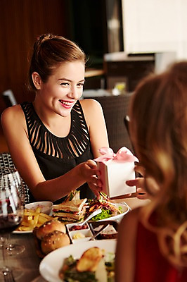 포토 JPG 서양인 외국인 백인 해외기획촬영 원피스 여자 여유 음식 모션 탁자 휴식 실내 2014년태국 선물 미소 사람 앉기 상반신 20대 성인 두명 앞모습 뒷모습 선물상자 레스토랑 와인 식사 기쁨 생일 우아함 주기 생일상 여자만 성인여자만 청년만 청년여자만 성인만 국내포토 옷 기념일 감정 뷰포인트 가구 컨셉 주류 표정 인종 청년 내부 상자 식당 파일형식