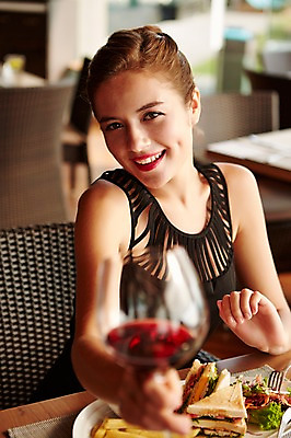 포토 JPG 서양인 외국인 백인 해외기획촬영 원피스 여자 여유 음식 와인잔 모션 탁자 휴식 실내 2014년태국 한명 미소 들기 사람 앉기 상반신 20대 성인 앞모습 레스토랑 와인 식사 우아함 주기 여자만 여자한명만 성인여자만 청년만 청년여자만 성인한명만 청년여자한명만 성인여자한명만 성인만 혼족 국내포토 1 옷 감정 뷰포인트 가구 컨셉 술잔 주류 표정 인종 청년 내부 식당 싱글라이프 파일형식