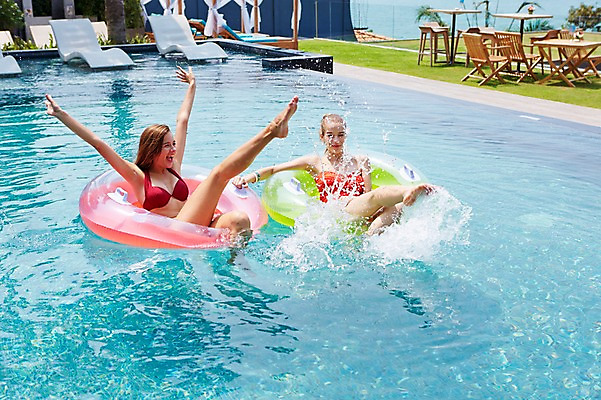 포토 JPG 주간 전신 서양인 외국인 백인 해외기획촬영 여자 수영복 여유 모션 물놀이 물장구 휴식 수영장 2014년태국 미소 사람 손짓 20대 성인 야외 두명 앞모습 비키니 수영 승차 튜브 손뻗기 여자만 성인여자만 청년만 청년여자만 성인만 국내포토 자연요소 옷 감정 뷰포인트 컨셉 놀이 표정 인종 청년 수상스포츠 파일형식