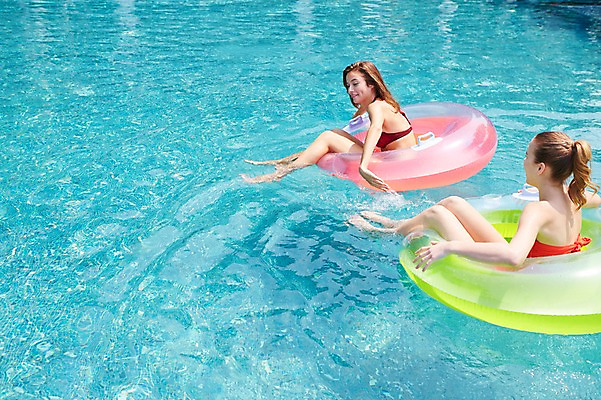 포토 JPG 주간 전신 서양인 외국인 백인 해외기획촬영 여자 수영복 여유 모션 물놀이 휴식 수영장 2014년태국 사람 20대 성인 야외 두명 옆모습 비키니 수영 수면 승차 튜브 여자만 성인여자만 청년만 청년여자만 성인만 국내포토 자연요소 옷 감정 뷰포인트 컨셉 놀이 인종 청년 물 수상스포츠 파일형식