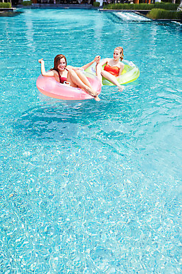 포토 JPG 주간 전신 서양인 외국인 백인 해외기획촬영 여자 수영복 여유 모션 물놀이 휴식 수영장 2014년태국 미소 사람 20대 성인 야외 두명 앞모습 비키니 손잡기 수영 수면 승차 튜브 여자만 성인여자만 청년만 청년여자만 성인만 국내포토 자연요소 옷 감정 뷰포인트 컨셉 놀이 표정 인종 청년 물 수상스포츠 파일형식