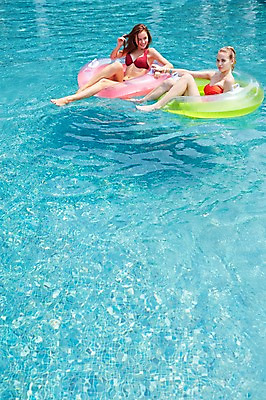 포토 JPG 주간 전신 서양인 외국인 백인 해외기획촬영 여자 수영복 여유 모션 물놀이 휴식 수영장 2014년태국 미소 사람 20대 성인 야외 두명 앞모습 옆모습 비키니 수영 승차 튜브 여자만 성인여자만 청년만 청년여자만 성인만 국내포토 자연요소 옷 감정 뷰포인트 컨셉 놀이 표정 인종 청년 수상스포츠 파일형식