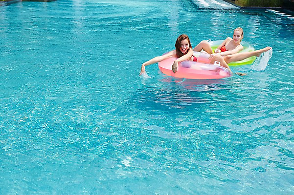 포토 JPG 주간 전신 서양인 외국인 백인 해외기획촬영 여자 수영복 여유 모션 물놀이 휴식 수영장 2014년태국 미소 사람 20대 성인 야외 두명 앞모습 비키니 수영 수면 승차 튜브 여자만 성인여자만 청년만 청년여자만 성인만 국내포토 자연요소 옷 감정 뷰포인트 컨셉 놀이 표정 인종 청년 물 수상스포츠 파일형식