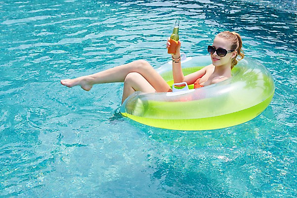 포토 JPG 주간 전신 서양인 외국인 백인 해외기획촬영 여자 수영복 여유 모션 휴식 맥주 수영장 2014년태국 한명 들기 사람 20대 성인 야외 앞모습 비키니 선글라스 수영 수면 승차 튜브 여자만 여자한명만 성인여자만 청년만 청년여자만 성인한명만 청년여자한명만 성인여자한명만 성인만 국내포토 자연요소 1 옷 감정 안경 뷰포인트 컨셉 주류 인종 청년 물 수상스포츠 파일형식