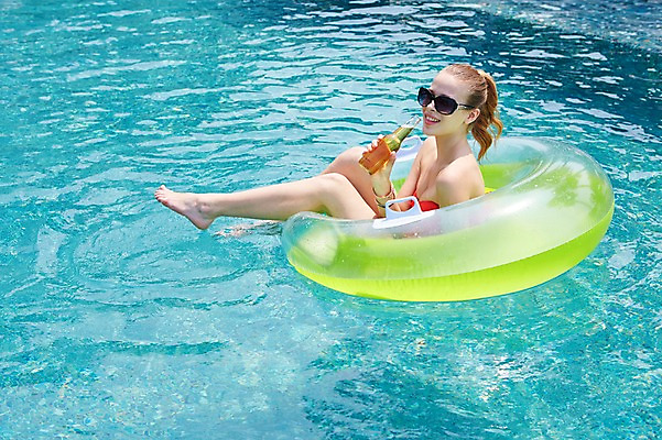 포토 JPG 주간 전신 서양인 외국인 백인 해외기획촬영 여자 수영복 여유 모션 물놀이 휴식 맥주 수영장 2014년태국 한명 미소 들기 사람 20대 성인 야외 옆모습 비키니 선글라스 수영 수면 승차 튜브 여자만 여자한명만 성인여자만 청년만 청년여자만 성인한명만 청년여자한명만 성인여자한명만 성인만 국내포토 자연요소 1 옷 감정 안경 뷰포인트 컨셉 놀이 주류 표정 인종 청년 물 수상스포츠 파일형식