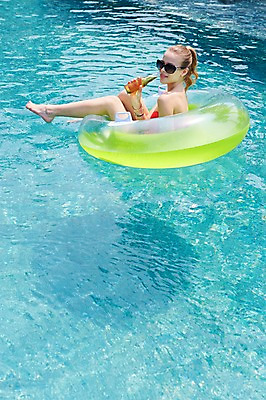 포토 JPG 주간 전신 서양인 외국인 백인 해외기획촬영 여자 수영복 여유 모션 휴식 맥주 수영장 2014년태국 한명 미소 들기 사람 20대 성인 야외 옆모습 비키니 선글라스 수영 수면 승차 튜브 여자만 여자한명만 성인여자만 청년만 청년여자만 성인한명만 청년여자한명만 성인여자한명만 성인만 국내포토 자연요소 1 옷 감정 안경 뷰포인트 컨셉 주류 표정 인종 청년 물 수상스포츠 파일형식